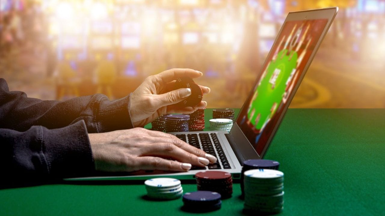 Woman,Hands,With,Gambling,Chips,Using,Laptop,For,Playing,Online fusions casino en ligne